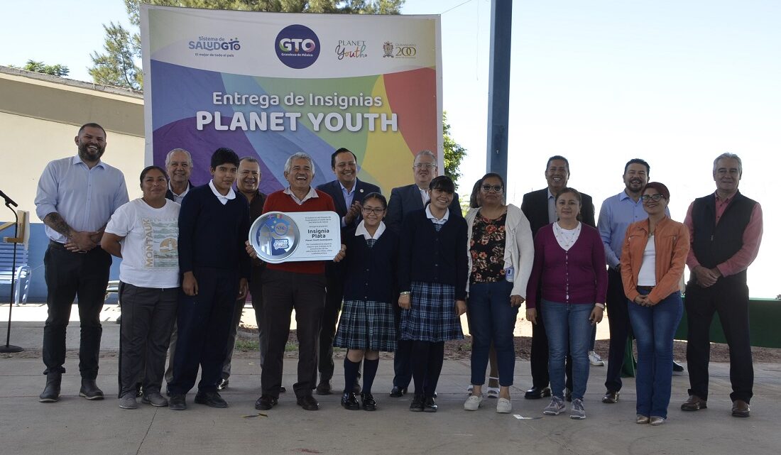 Entrega SSG insignias Planet Youth a 15 escuelas de Irapuato