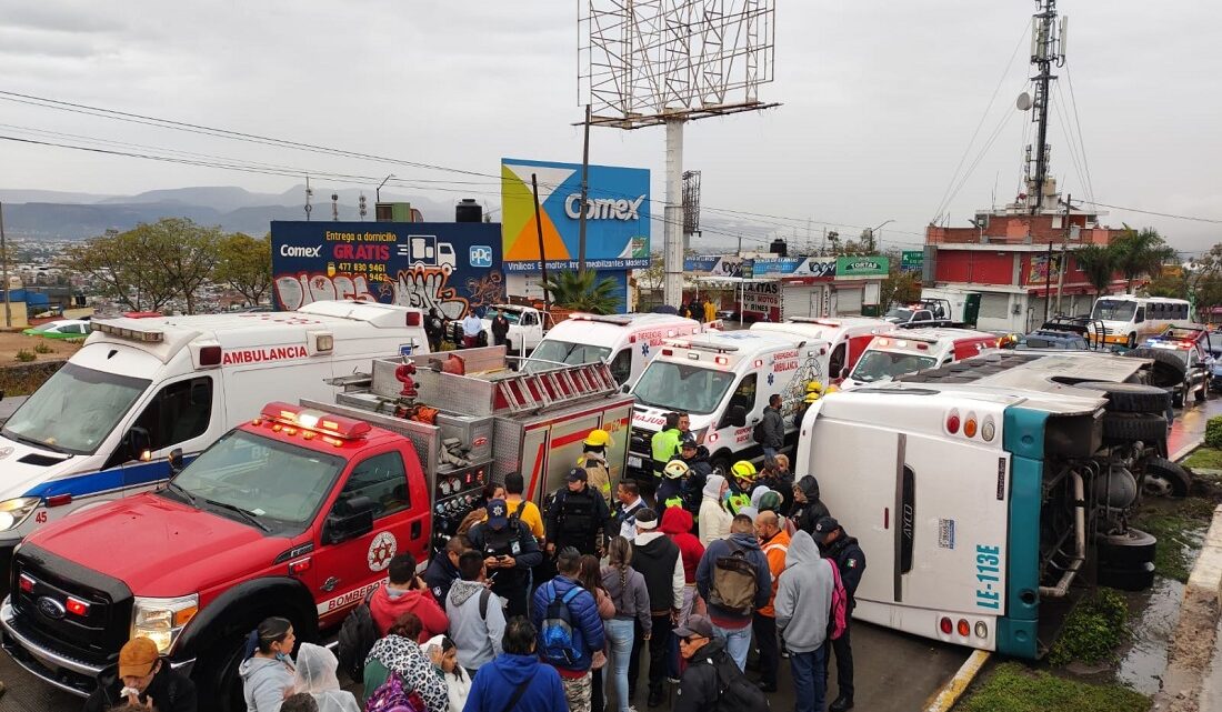 Se vuelca camión urbano de pasajeros: 10 heridos