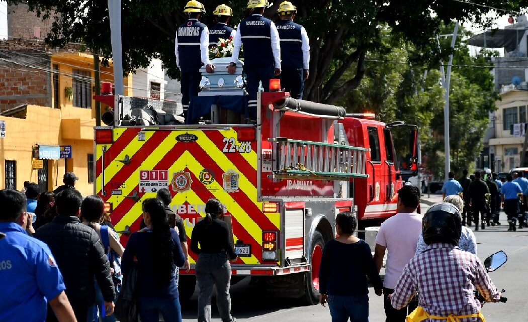 Rinden homenaje y último adiós a segundo bombero fallecido tras explosión de gas