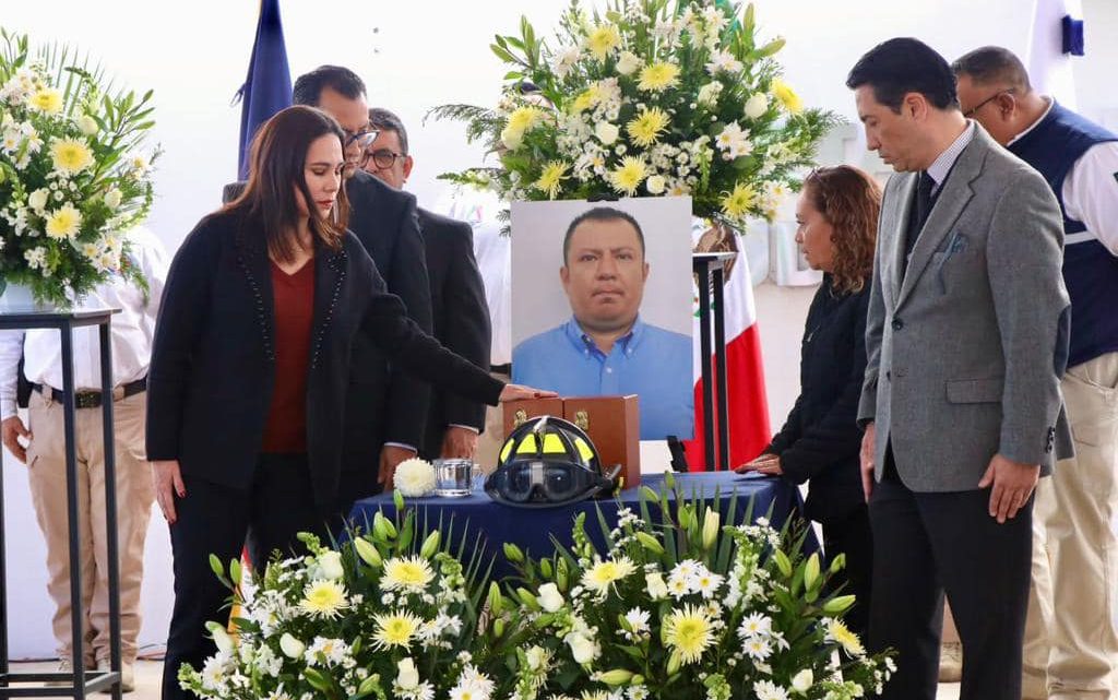 Rinden homenaje a bombero fallecido tras explosión de gas en Los Cobos