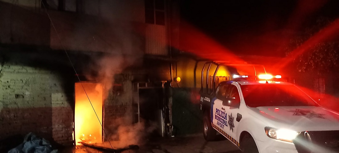 Rescatan Policías de Irapuato a familia atrapada en incendio
