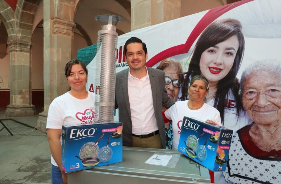 Alcalde César Prieto entrega estufas ecológicas en apoyo a familias vulnerables