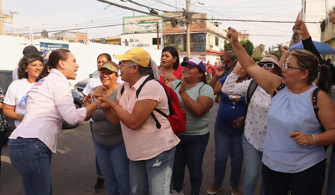 Escucha Lorena Alfaro a vecinos de colonias Miguel Hidalgo y San Pedro