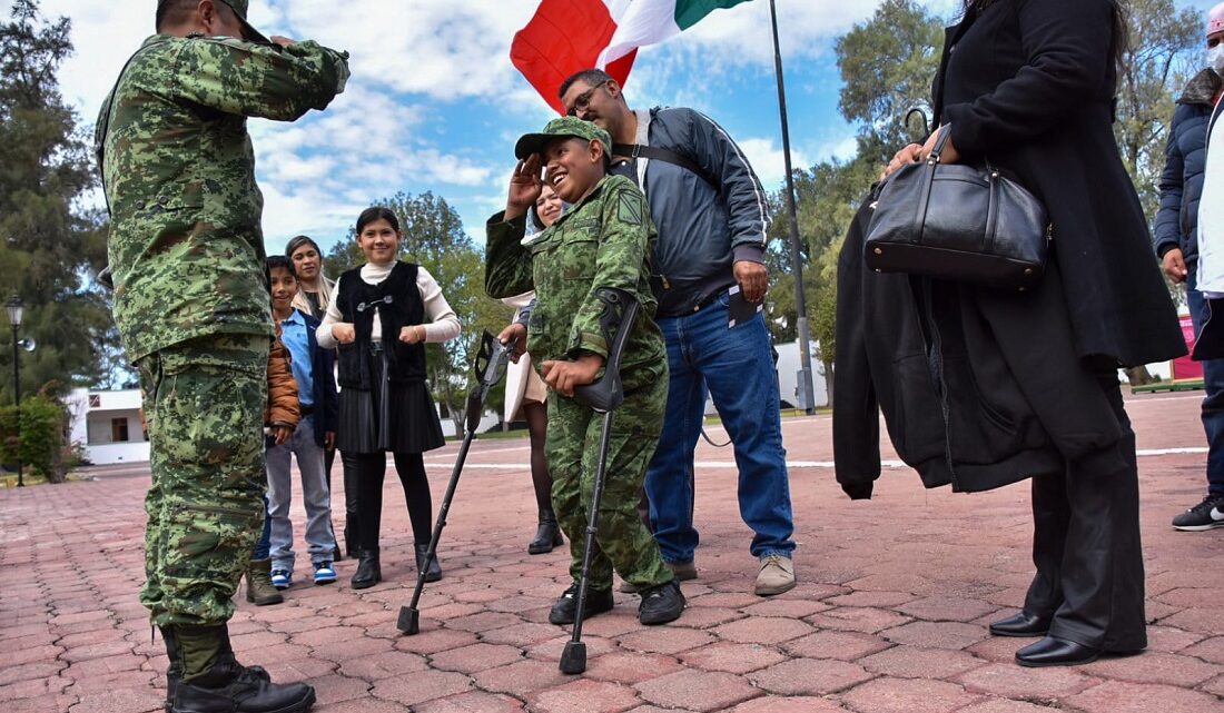 El Pequeño Juan Armando ya es soldado honorario del arma blindada